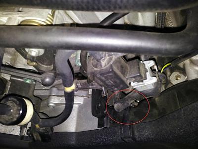 Is this vacuum hose support to be disconnected?-20121019_122957_resized.jpg