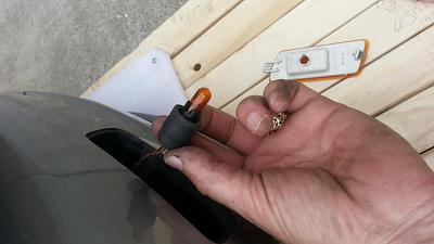2005 A6 front side marker light changing-20130505_161007.jpg