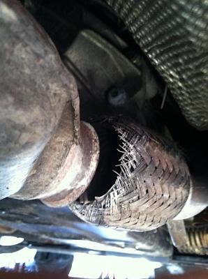 2001 Avant Exhaust problem. Please HELP!-broken2.jpg