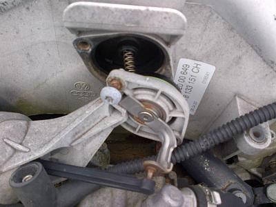 Vacuum hose coming out of vacuum reservoir replaceable?-spring-location.jpg