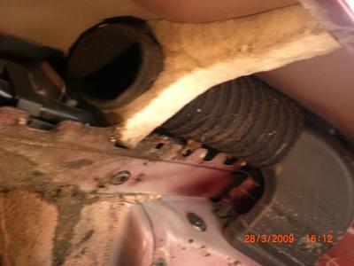 Strange pipe inside front inner wing-cimg1171.jpg