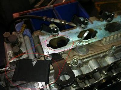 Plastic Thingy above Valve in Cylindar Head-cylhead.jpg